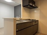スタイリオ東品川 モダンな黒を基調とした対面キッチンと明るい開放感のある空間