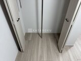 スタイリオ東品川 左右に対称のドアを配置した明るいエレベーターホール