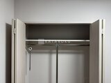 スタイリオ東品川 開放的なハンガーパイプと上部棚を備えたクローゼット