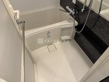 スタイリオ東品川 清潔感のあるユニットバスと床の様子