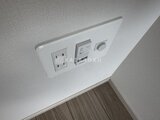 スタイリオ東品川 白を基調とした天井に設置されたコンセントと照明スイッチの様子