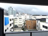 スタイリオ東品川 バルコニーから見た都市風景と周辺建物群