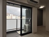 スタイリオ東品川 バルコニーへ繋がる大きな引き戸窓から光が入る落ち着いた室内