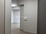 スタイリオ東品川 廊下から奥の居室を見た、白を基調とした落ち着きのある空間