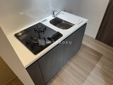 スタイリオ東品川 ガスコンロとシンクが備わったコンパクトなキッチン