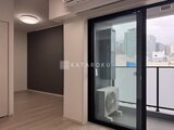 スタイリオ東品川 黒フレームの窓から都市風景を望む明るいリビング空間
