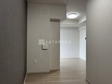 スタイリオ東品川 明るい照明が灯る廊下から居室へ続く開放的な空間