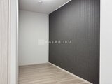 スタイリオ東品川 モダンな配色の寝室、濃いグレーのアクセント壁と木目調の床