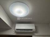 スタイリオ東品川 明るいシーリングライトと壁掛けエアコンが設置された室内