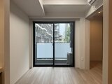 スタイリオ東品川 明るい窓と木目調フローリングが落ち着きを与えるリビング空間