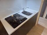スタイリオ東品川 ガスコンロと洗浄機付きシンクを備えたコンパクトキッチン