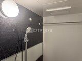 スタイリオ東品川 黒と白のコントラストが引き立つモダンな浴室空間
