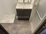 スタイリオ東品川 洗面台と小型シャワールームを備えたコンパクトな洗面脱衣室