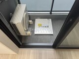 スタイリオ東品川 浴室乾燥機と換気口が備わった落ち着いたトーンのバスルーム