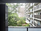 スタイリオ東品川 バルコニーから見た緑豊かな中庭と周辺建物の眺め