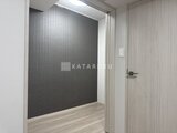 スタイリオ東品川 落ち着いた色合いの壁材を使用した開放的な洋室