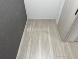 スタイリオ東品川 白を基調とした明るい玄関と木目調フローリング