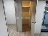 スタイリオ東品川 開放的な間取りで、奥行きのあるクローゼットと廊下の様子
