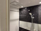 スタイリオ東品川 黒とホワイトの立体感あるバスルーム