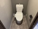 スタイリオ東品川 温かみのある色調でまとめたトイレ空間