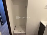 スタイリオ東品川 洗濯機置き場と洗面台が設置された清潔感のある洗面脱衣室