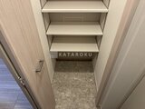 スタイリオ東品川 複数の棚を備えた奥行きのある収納スペース