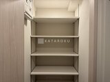 スタイリオ東品川 収納たっぷりの可動棚を備えた明るい納戸スペース