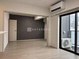 スタイリオ東品川 黒いアクセントウォールが引き締まるモダンなリビングダイニング