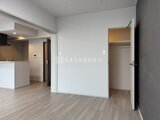 スタイリオ東品川 開放的なリビングダイニングと隣接するクローゼット付きの洋室