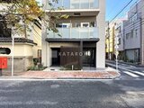 グランカーサ上野松が谷 前面道路から見た、モダンな外観の建物エントランス