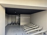グランカーサ上野松が谷 自転車置き場とサーフボードラックが整然と並ぶ共用スペース