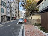 グランカーサ上野松が谷 前面道路から見た建物と周辺街並みの様子