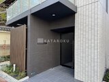 グランカーサ上野松が谷 モダンなデザインのエントランス