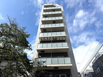グランカーサ上野松が谷 青空を背景に映るモダンな印象の9階建てマンション外観