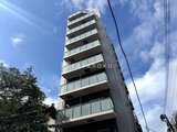 グランカーサ上野松が谷 青空を背景に立つモダンなマンションの外観