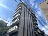 グランカーサ上野松が谷 青空を背景に撮影した、モダンなデザインの建物外観