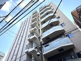 グランカーサ上野松が谷 青空を背景に立つモダンなデザインの建物外観