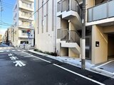 グランカーサ上野松が谷 前面道路から見たモダンなデザインの建物外観