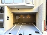 グランカーサ上野松が谷 天井高く明るい駐車場入口の様子