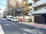 グランカーサ上野松が谷 前面道路から見た建物外観と駐車スペースの様子