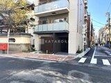 グランカーサ上野松が谷 閑静な街角に建つモダンな外観の建物エントランス