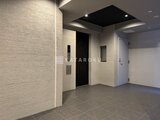 グランカーサ上野松が谷 モダンな壁面デザインのエレベーターホール