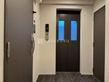 グランカーサ上野松が谷 エレベーターホール、落ち着いた配色で統一された共用廊下