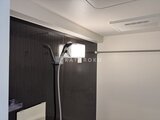 グランカーサ上野松が谷 シャワーヘッド付きの洗練されたバスルーム空間