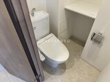 グランカーサ上野松が谷 温水便座付きトイレと手洗いカウンターがある清潔なトイレ室内