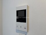 グランカーサ上野松が谷 モニター付きインターホンが設置された明るい壁面