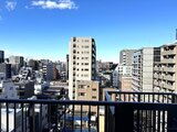 グランカーサ上野松が谷 バルコニーから見た都市風景と青空が広がる様子