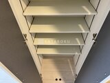 グランカーサ上野松が谷 整理整頓しやすい可動式の棚が備わった玄関収納