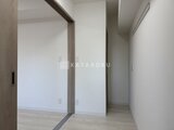 グランカーサ上野松が谷 明るく落ち着いた印象の廊下から洋室へ続く開放的な空間
