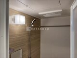 グランカーサ上野松が谷 木目調パネルを配置したシャワールームの様子